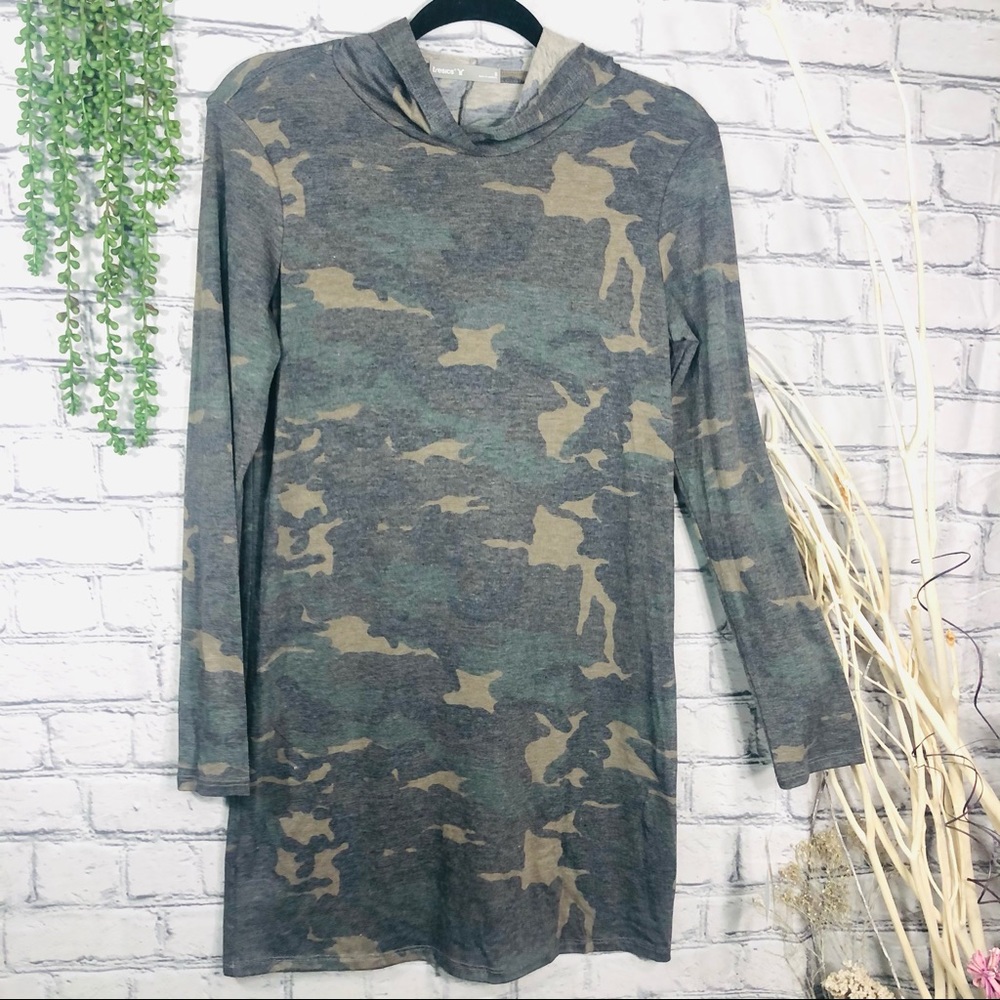 **NWT Tresics Camo Printed Lightweight Hooded Sweater Size Small